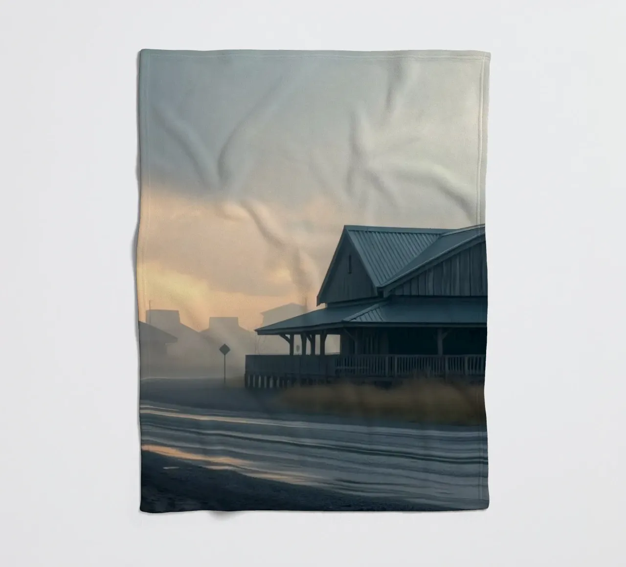 Strada di campagna bagnata dalla pioggia con case rustiche sotto un cielo lunatico coperta in pile da DesignDoodle