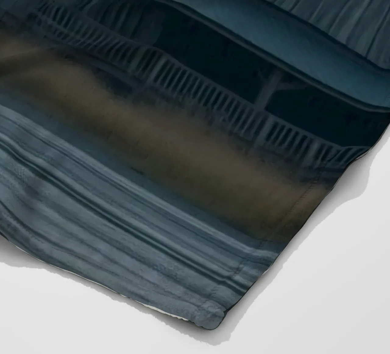 Strada di campagna bagnata dalla pioggia con case rustiche sotto un cielo lunatico coperta in pile da DesignDoodle
