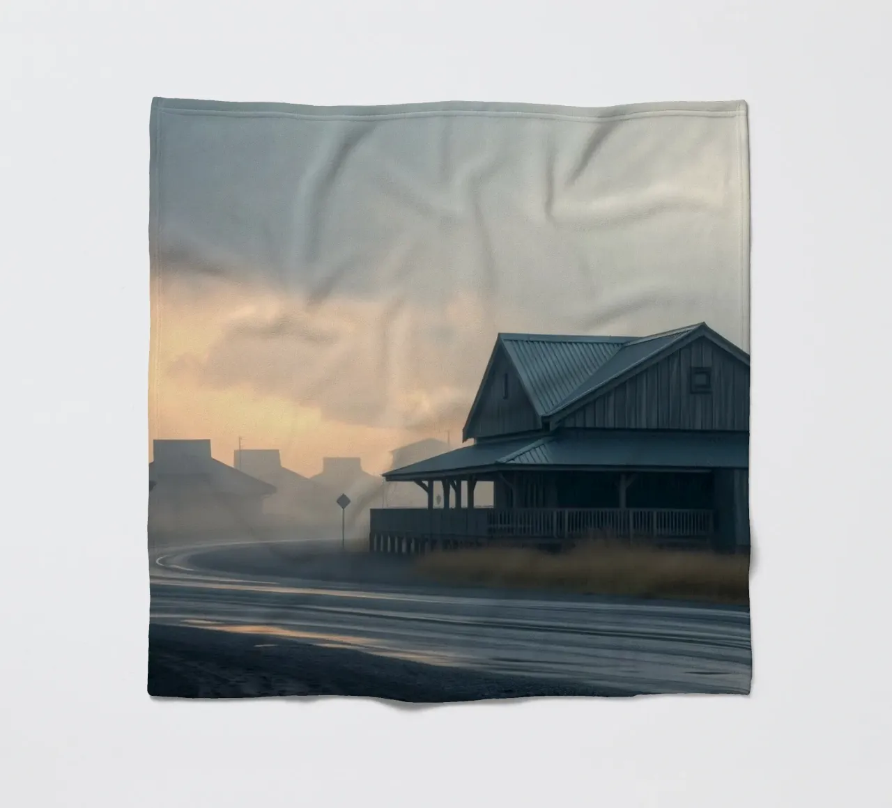 Strada di campagna bagnata dalla pioggia con case rustiche sotto un cielo lunatico coperta in pile da DesignDoodle