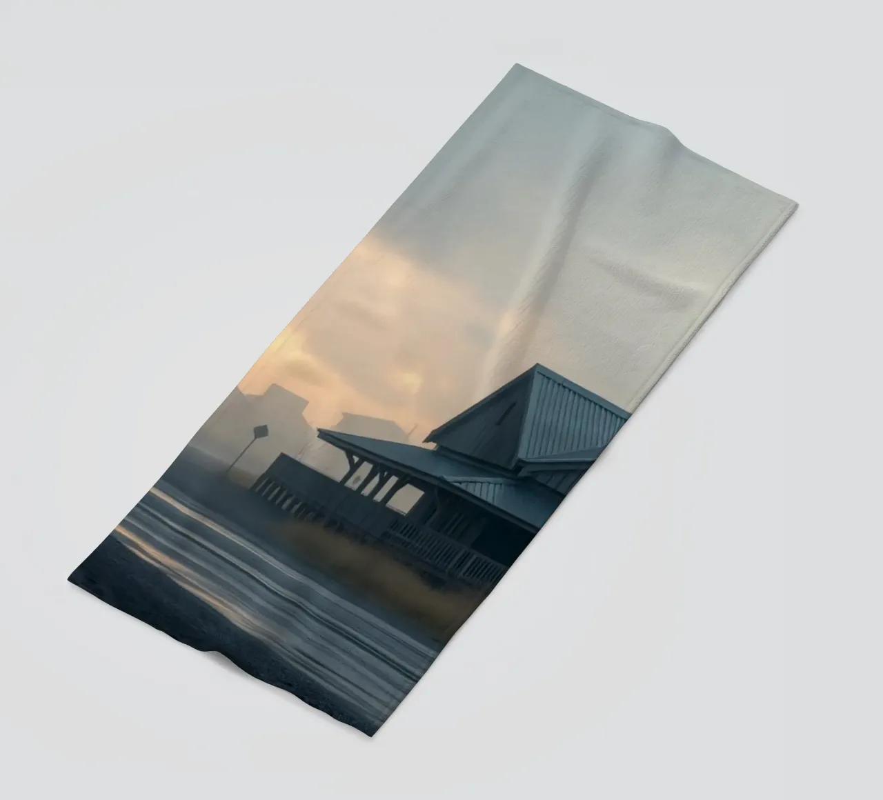 Strada di campagna bagnata dalla pioggia con case rustiche sotto un cielo lunatico telo mare da DesignDoodle