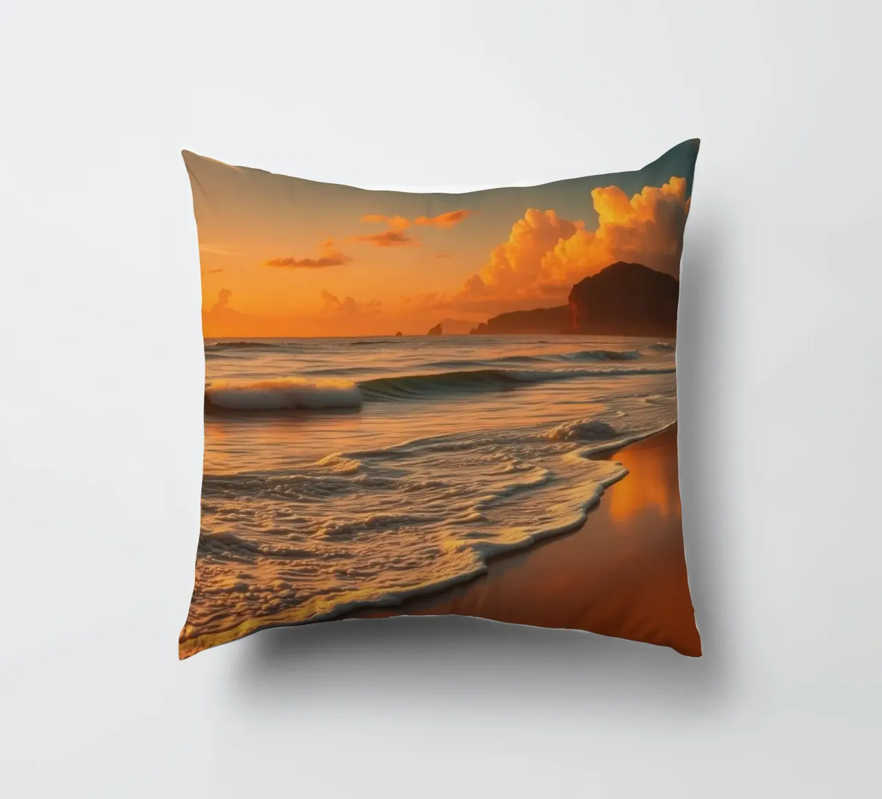 Tramonto sulle onde calme dell'oceano in una spiaggia tranquilla cuscino da DesignDoodle