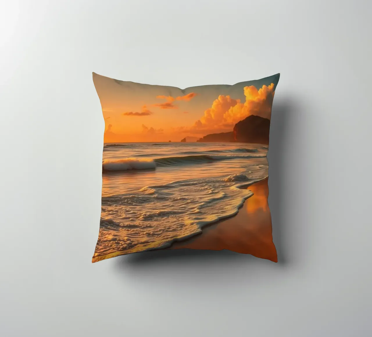 Tramonto sulle onde calme dell'oceano in una spiaggia tranquilla cuscino da DesignDoodle