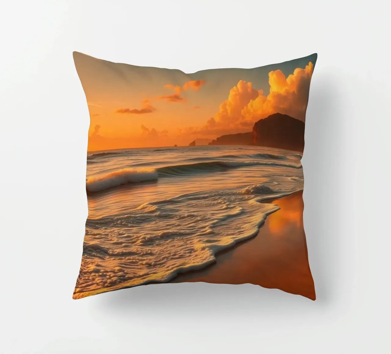 Tramonto sulle onde calme dell'oceano in una spiaggia tranquilla cuscino da DesignDoodle