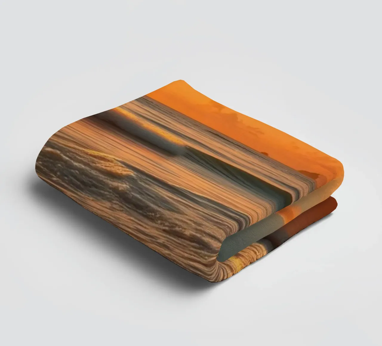 Tramonto sulle onde calme dell'oceano in una spiaggia tranquilla asciugamano da bagno da DesignDoodle