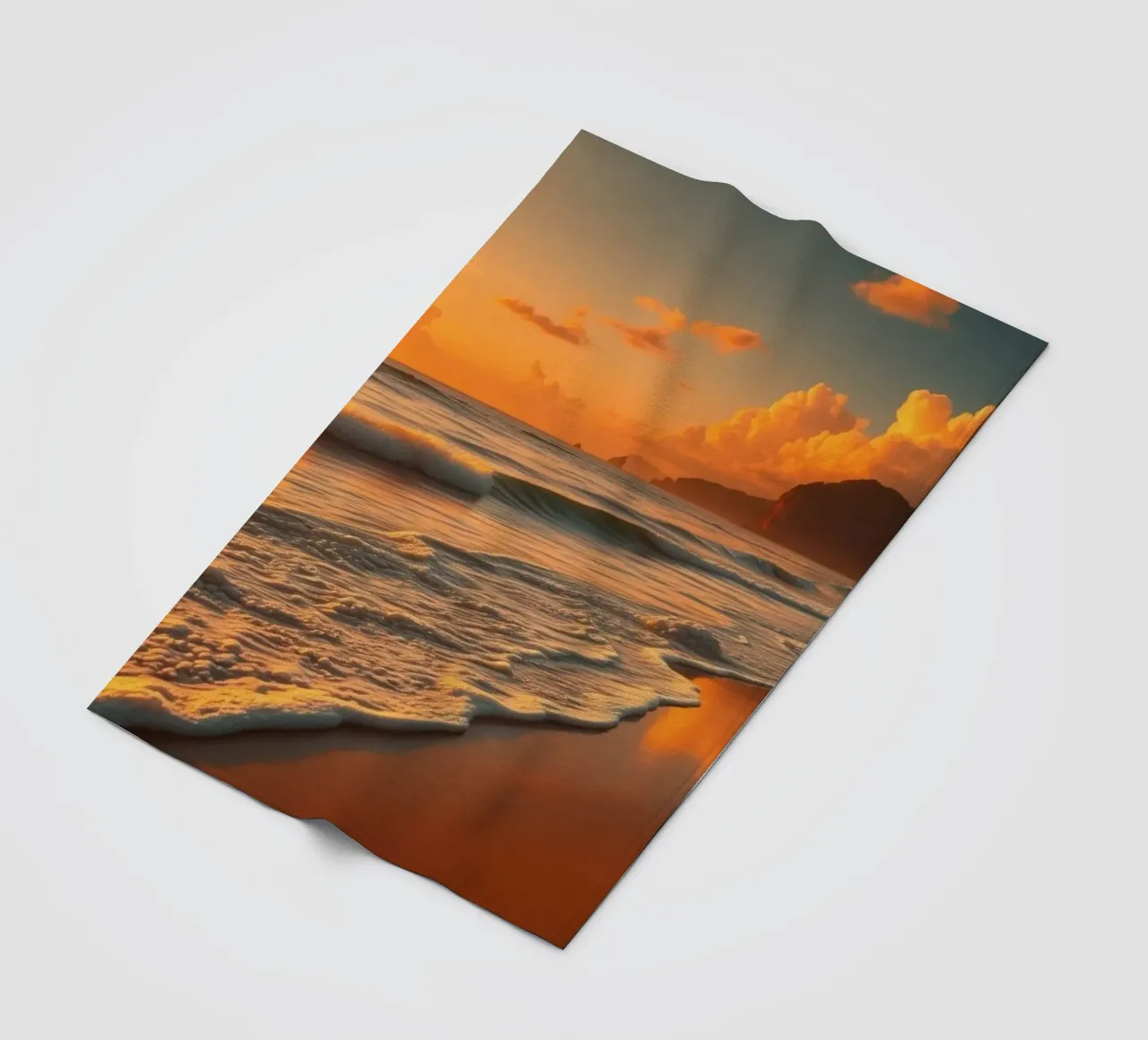 Tramonto sulle onde calme dell'oceano in una spiaggia tranquilla coperta in pile da DesignDoodle