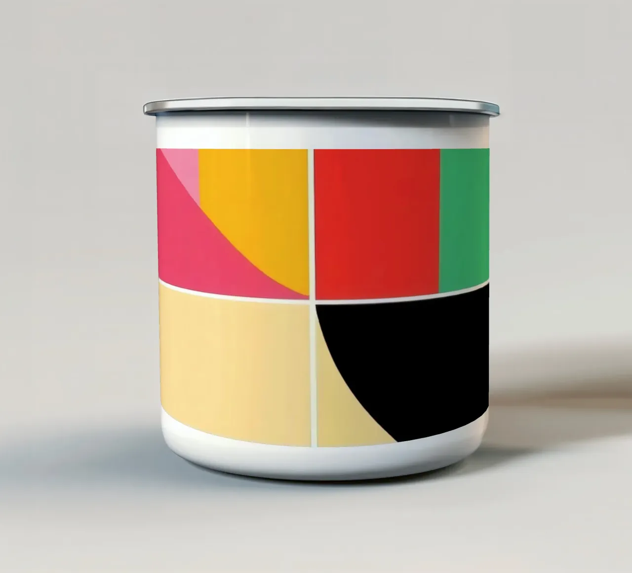 Le forme geometriche brillanti creano un contrasto vivace tazza in smalto da DesignDoodle