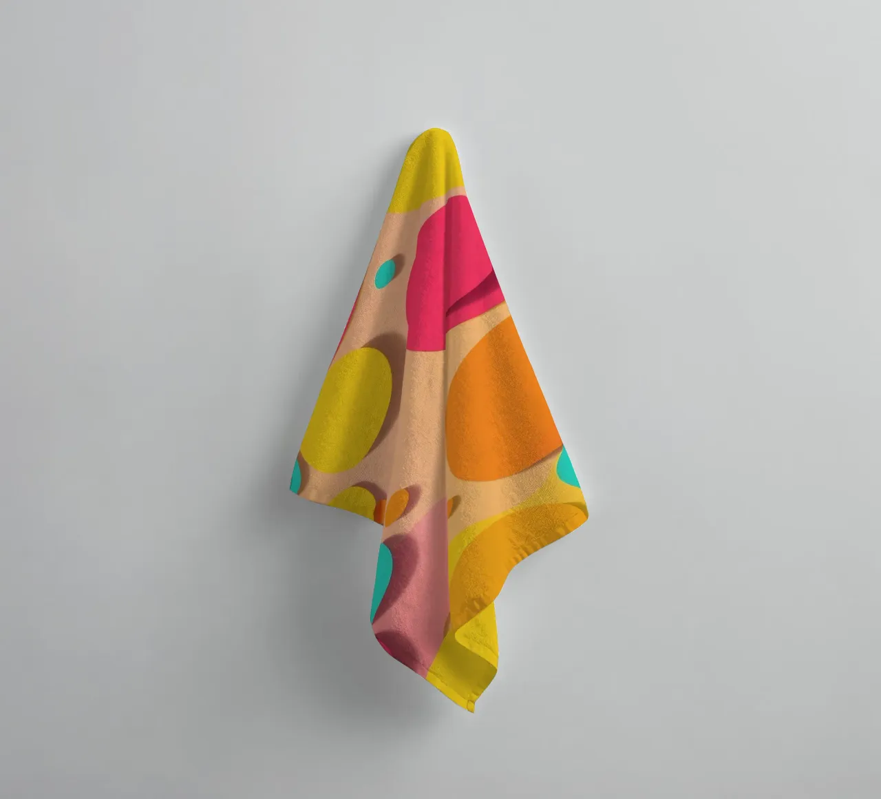 Felgekleurde abstracte vormen creëren een levendig speels badhanddoek van DesignDoodle