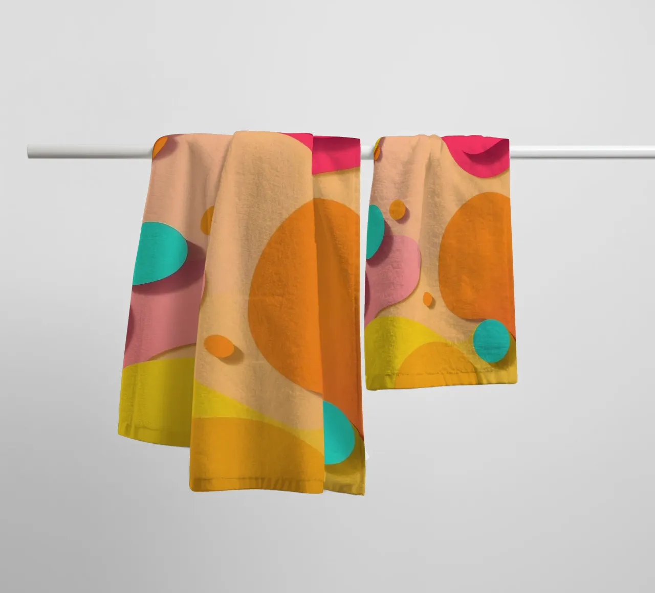 Felgekleurde abstracte vormen creëren een levendig speels badhanddoek van DesignDoodle