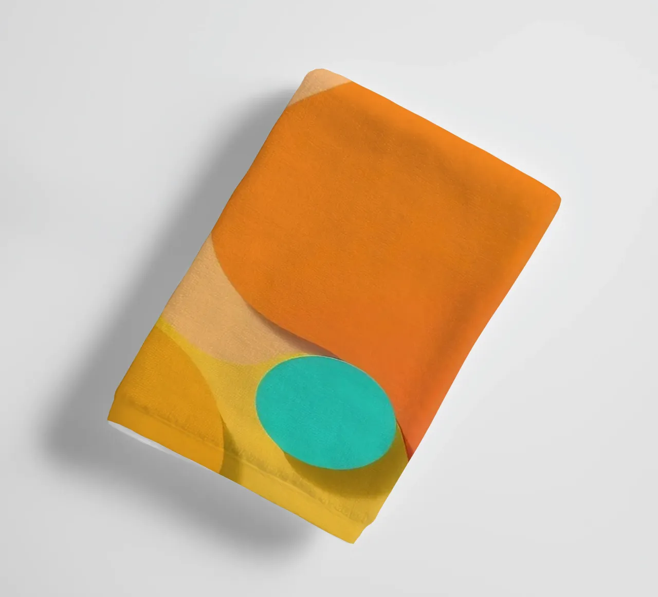 Des formes abstraites aux couleurs vives créent une ambiance ludique et vibrante. serviette de bain de DesignDoodle