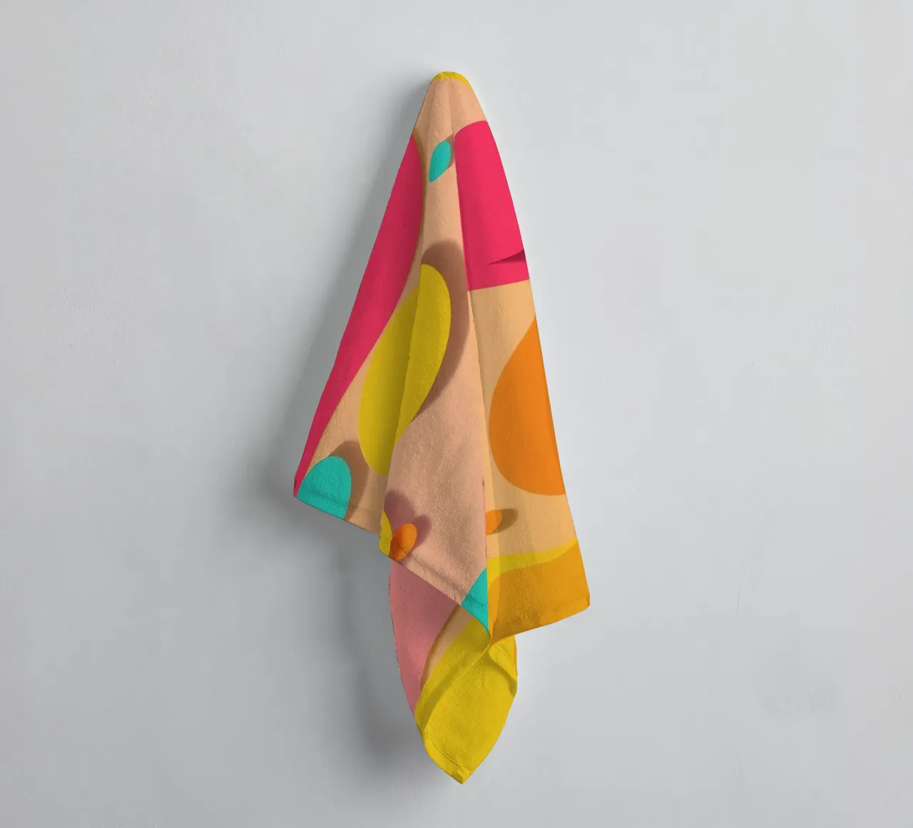 Des formes abstraites aux couleurs vives créent une ambiance ludique et vibrante. serviette de bain de DesignDoodle
