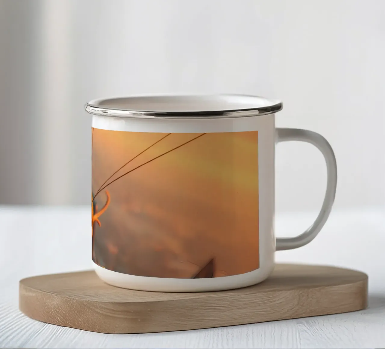 topo che scivola attraverso lo skyline di una città al tramonto tazza in smalto da DesignDoodle