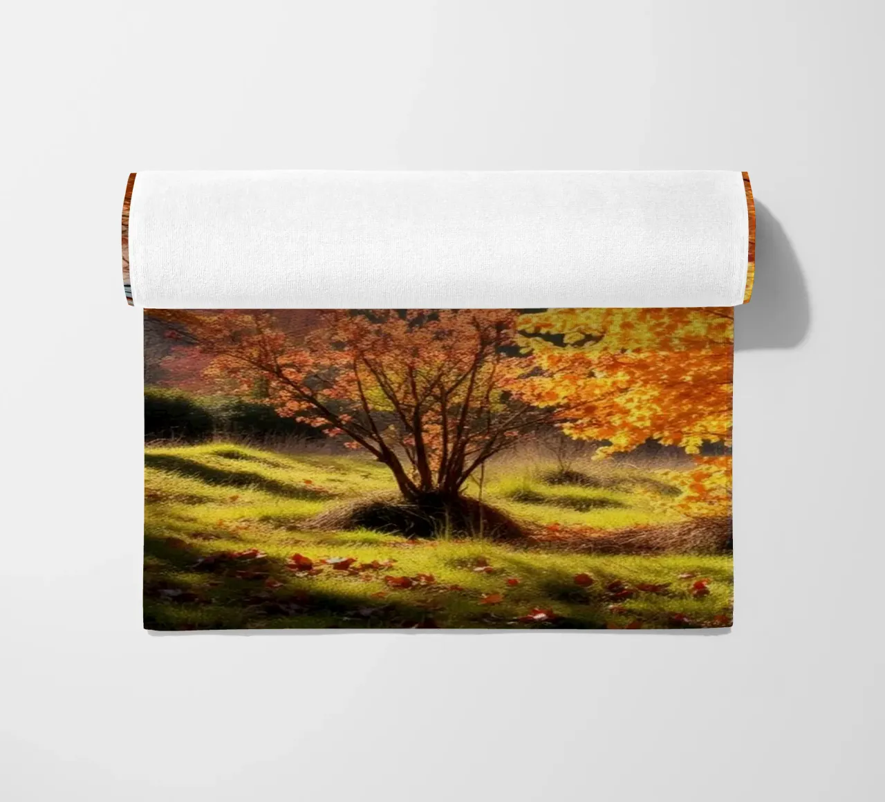 Vibrante fogliame autunnale in una foresta che mostra foglie colorate telo mare da DesignDoodle