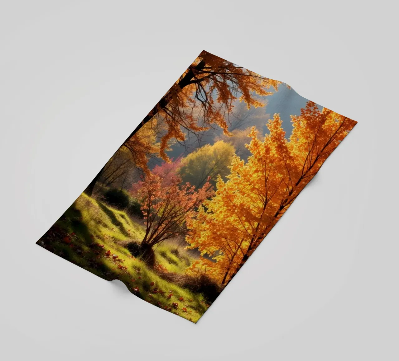 Vibrante fogliame autunnale in una foresta che mostra foglie colorate telo mare da DesignDoodle
