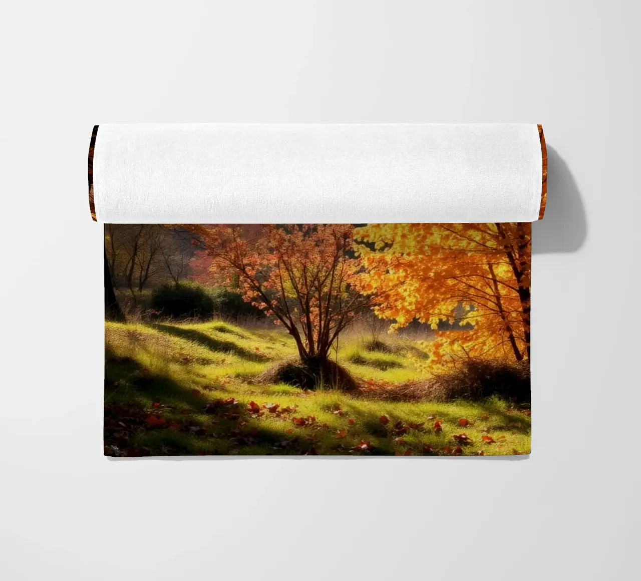 Vibrante fogliame autunnale in una foresta che mostra foglie colorate telo mare da DesignDoodle