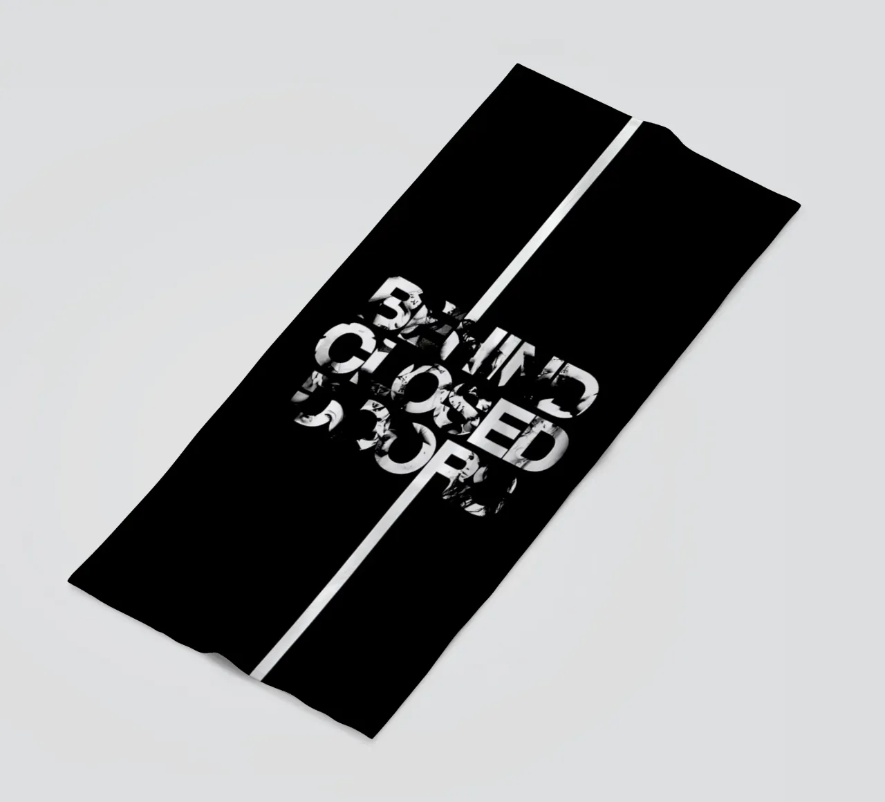 Behind Closed telo mare da Petros Afshar