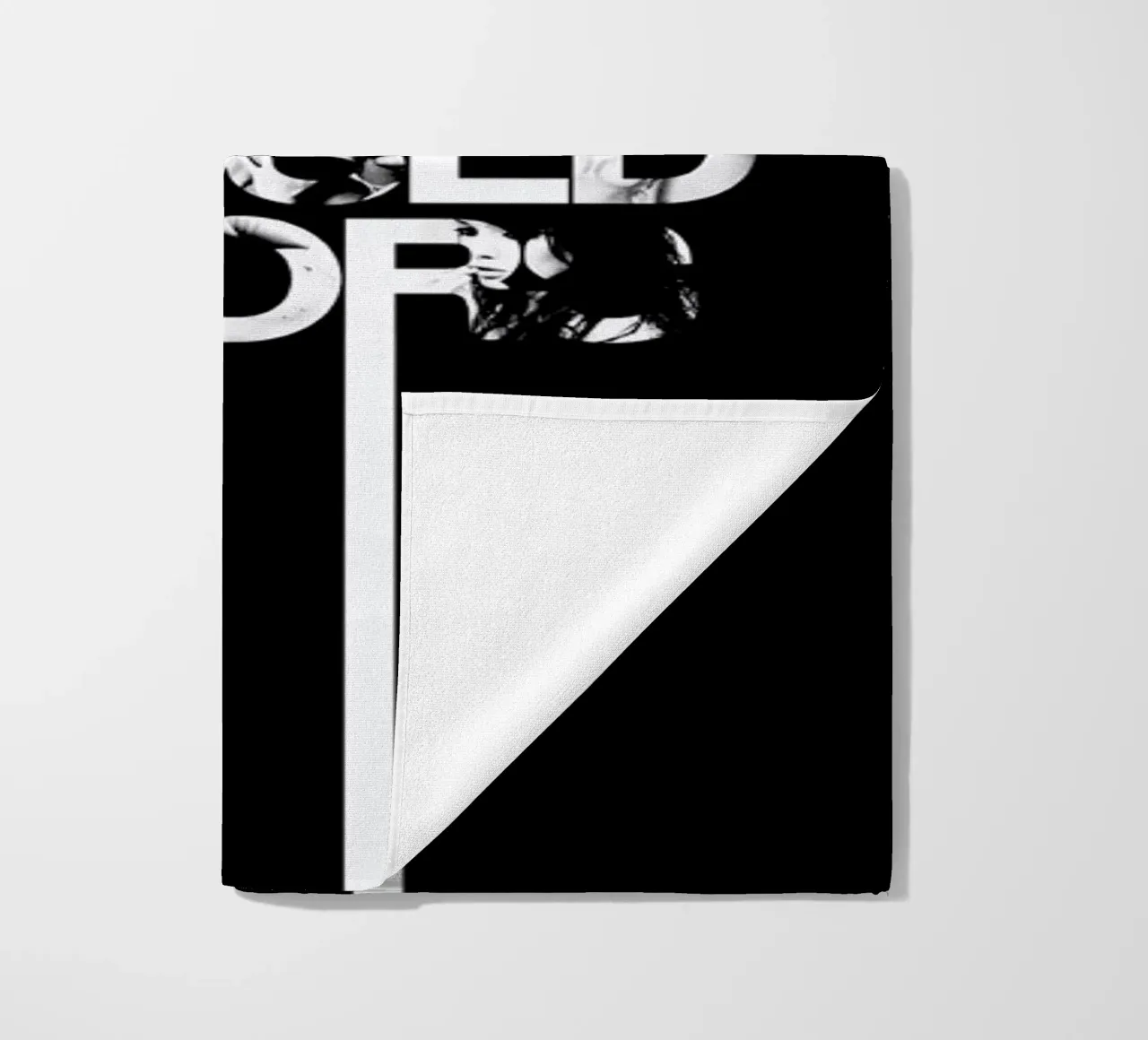 Behind Closed telo mare da Petros Afshar