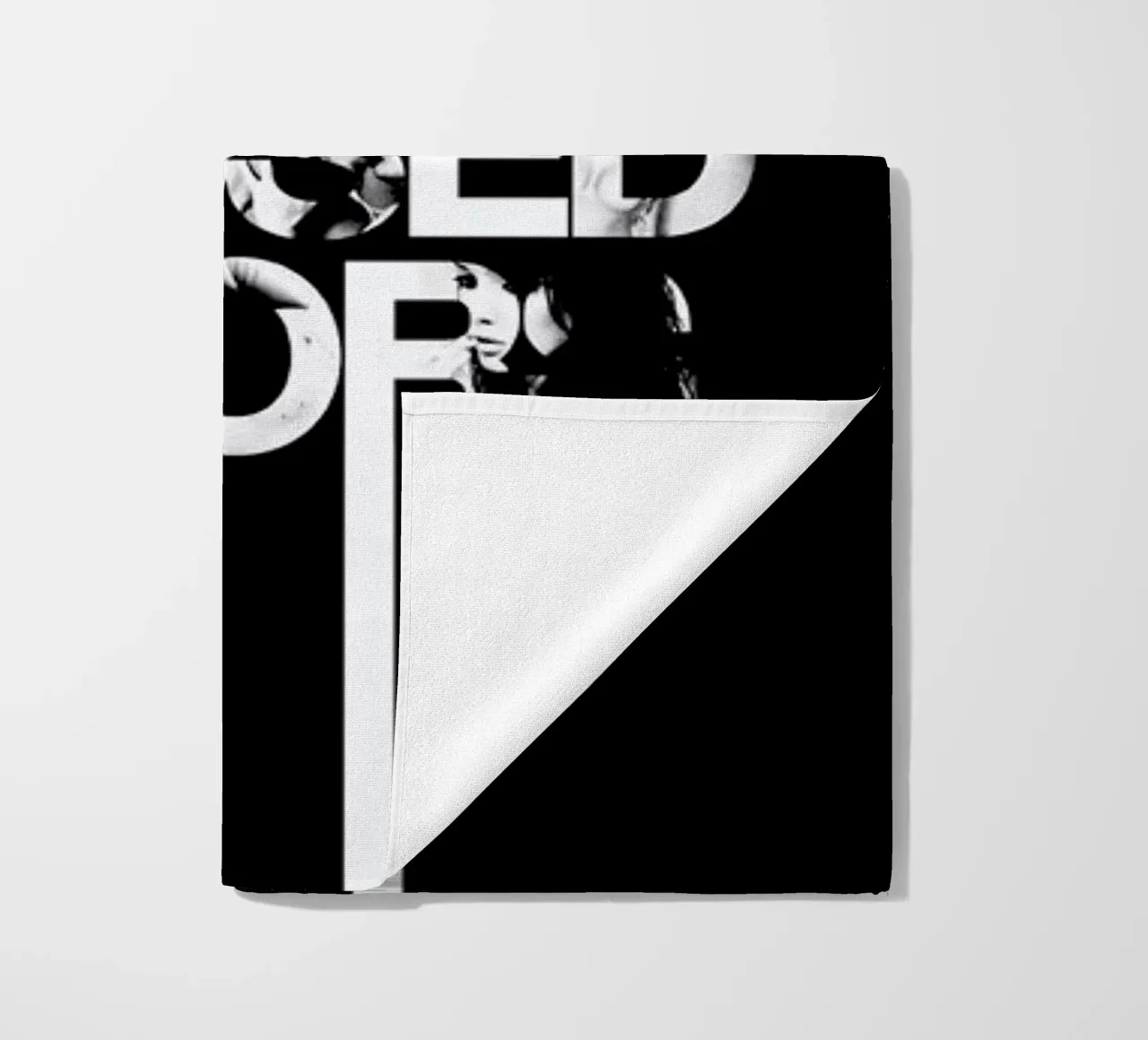 Behind Closed telo mare da Petros Afshar