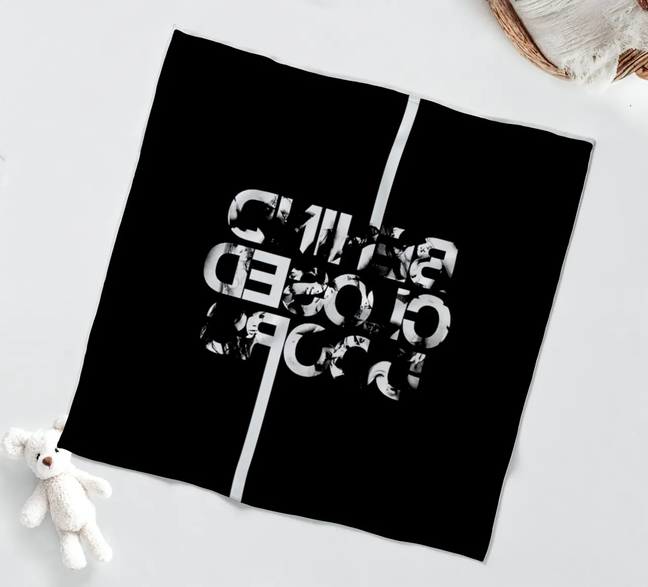 Behind Closed fleecedeken van Petros Afshar