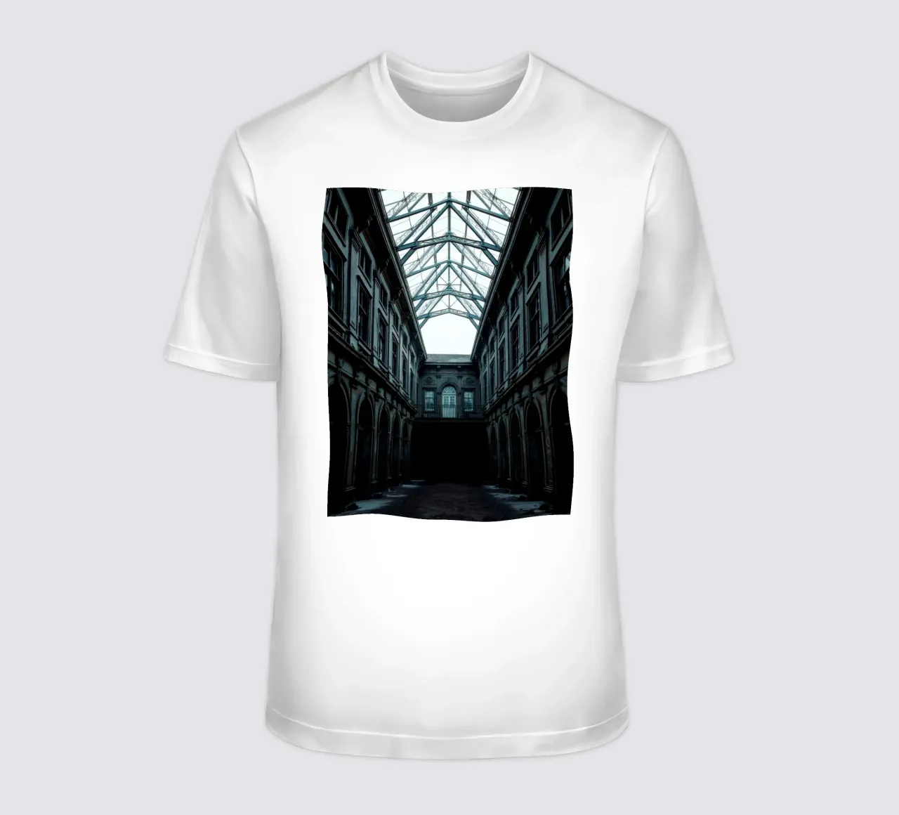 Cortile abbandonato con tetto in vetro che mette in mostra l'architettura t-shirt da DesignDoodle