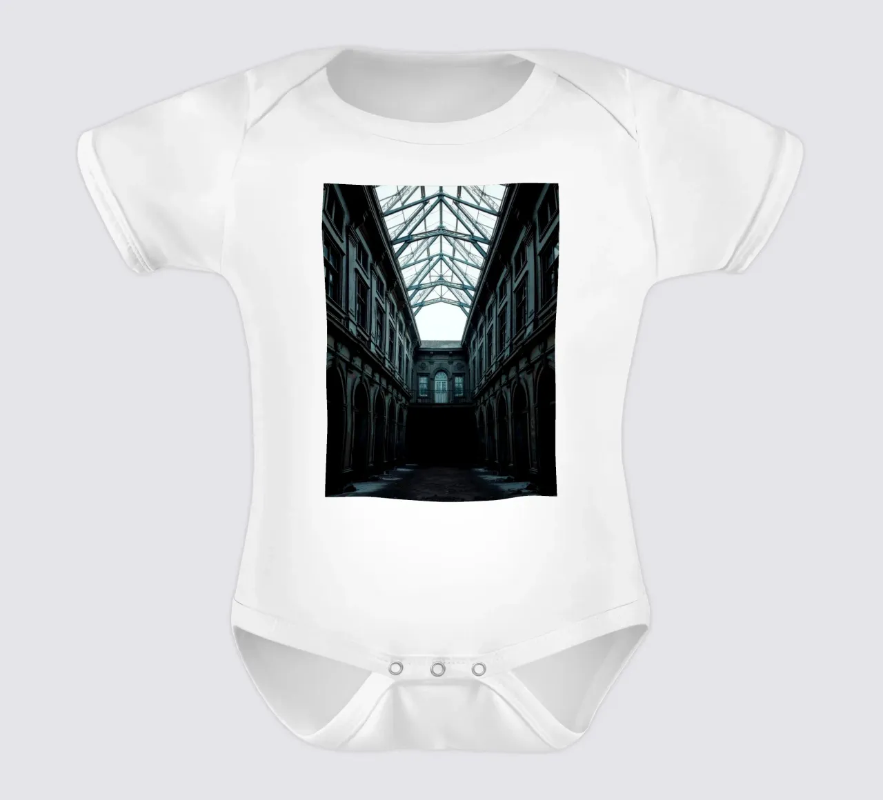 Cour abandonnée avec toit en verre mettant en valeur l'architecture. body bébé de DesignDoodle