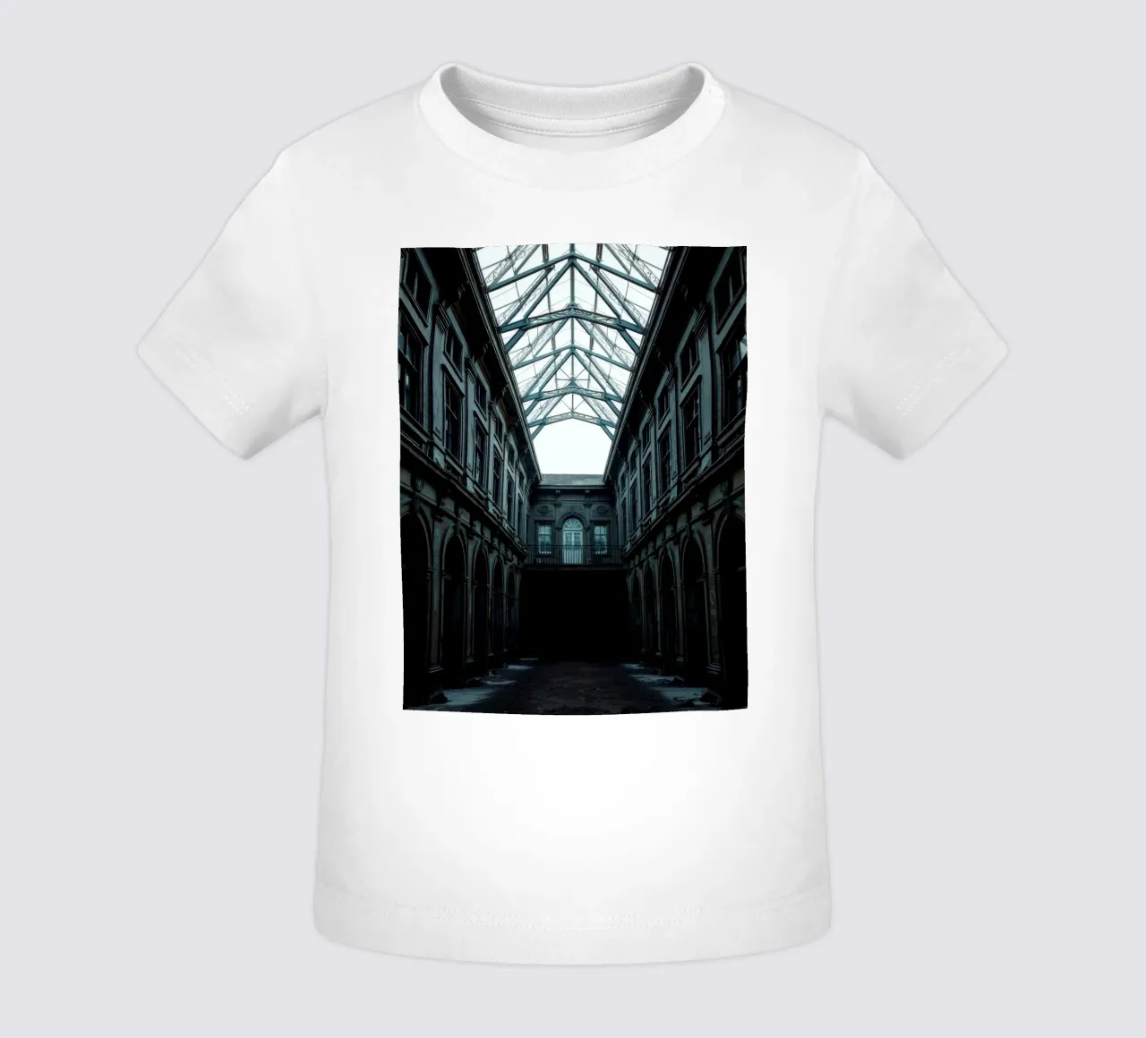 Cortile abbandonato con tetto in vetro che mette in mostra l'architettura maglietta neonato da DesignDoodle