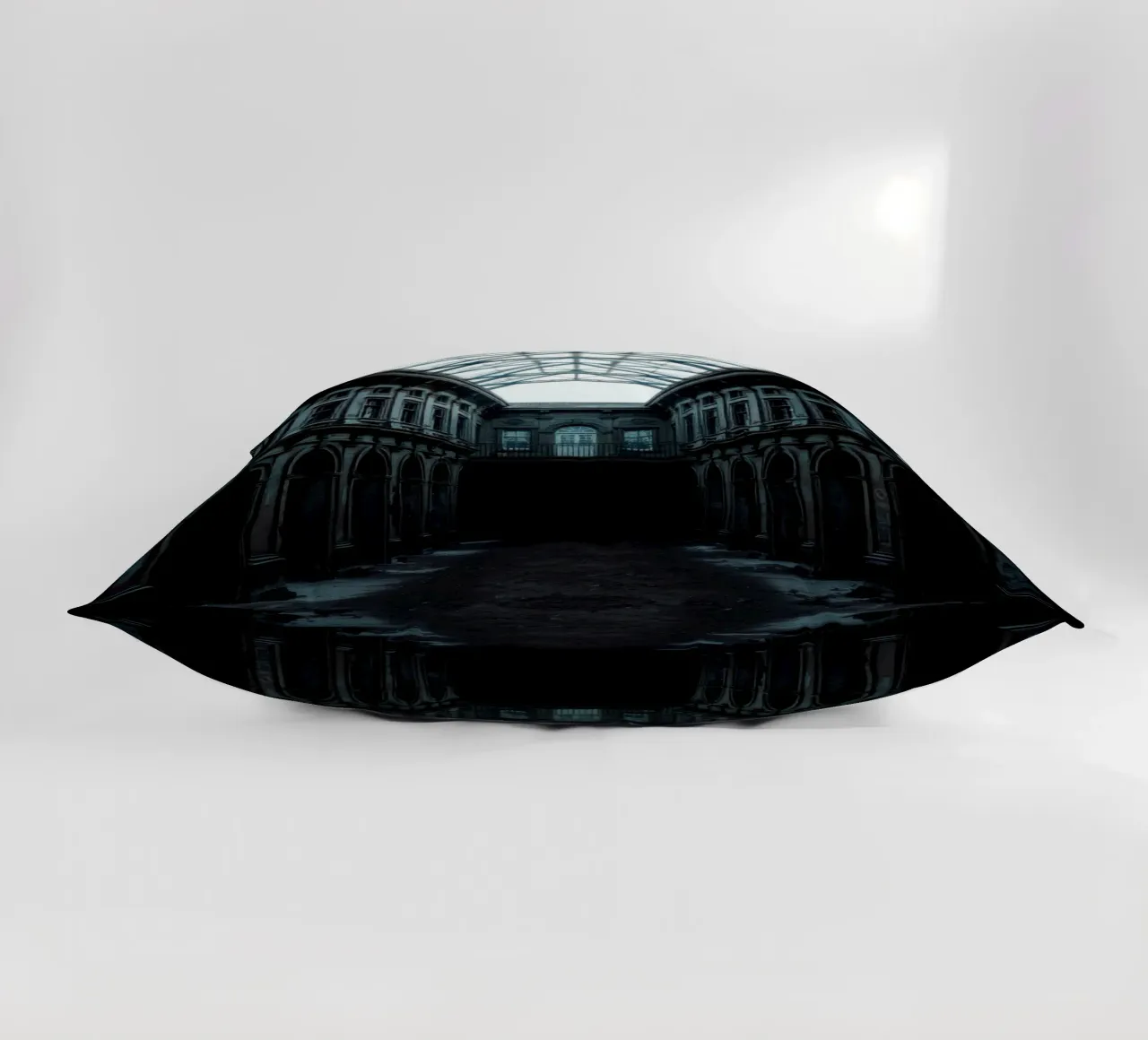 Cortile abbandonato con tetto in vetro che mette in mostra l'architettura cuscino da DesignDoodle