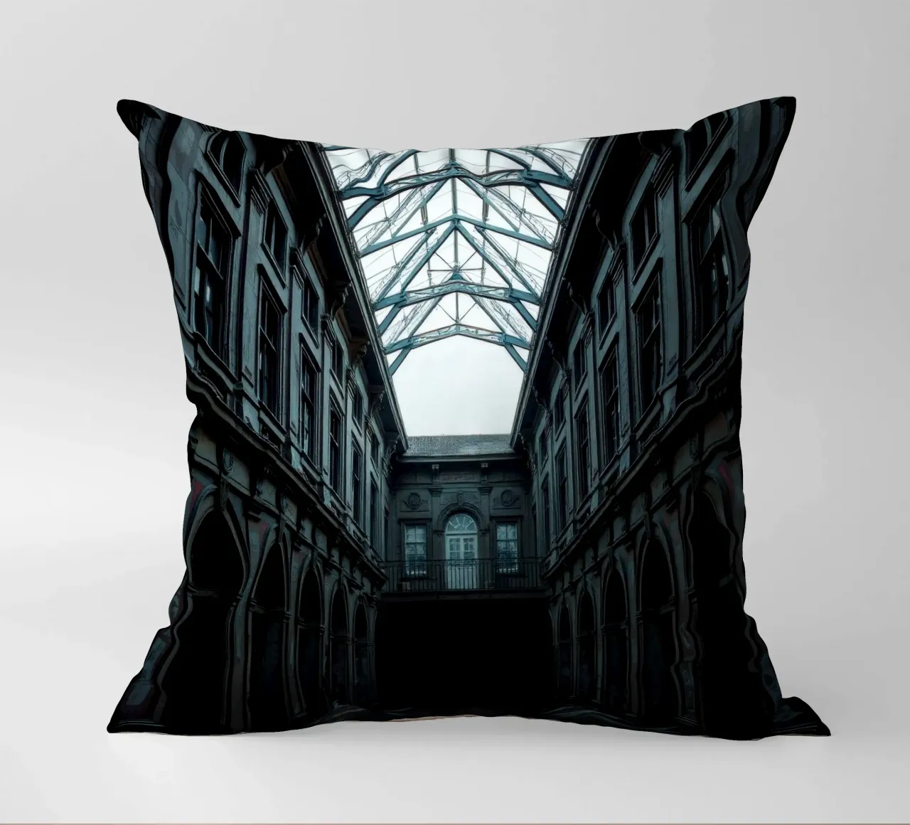Cortile abbandonato con tetto in vetro che mette in mostra l'architettura cuscino da DesignDoodle