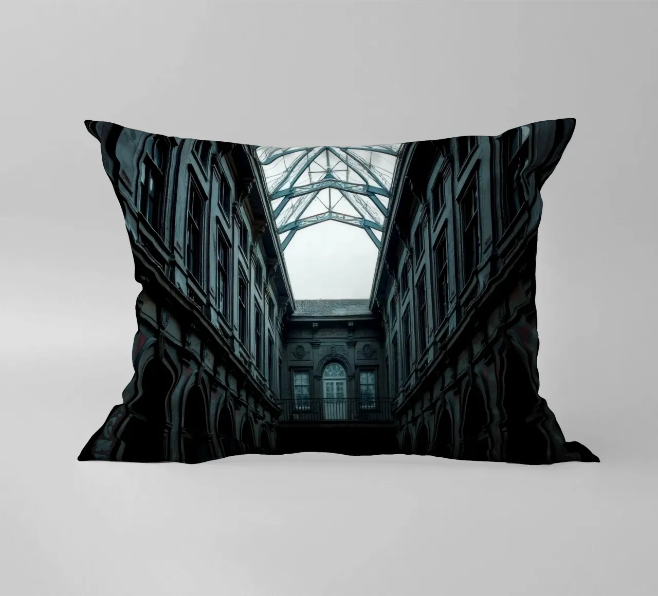Cortile abbandonato con tetto in vetro che mette in mostra l'architettura cuscino da DesignDoodle