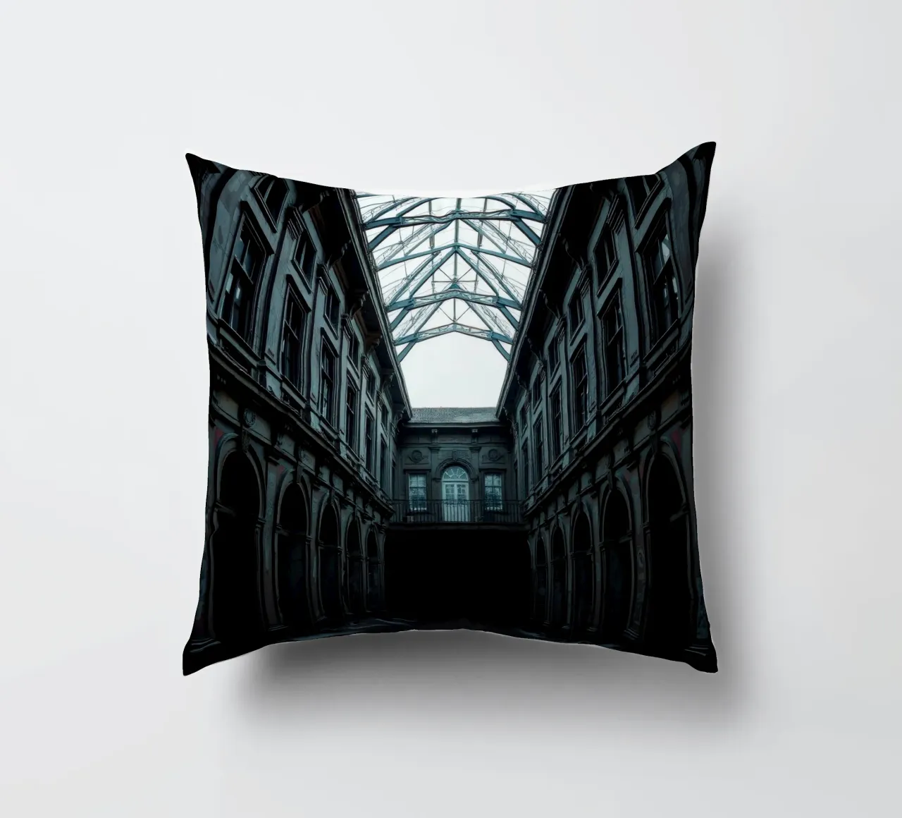 Cortile abbandonato con tetto in vetro che mette in mostra l'architettura cuscino da DesignDoodle