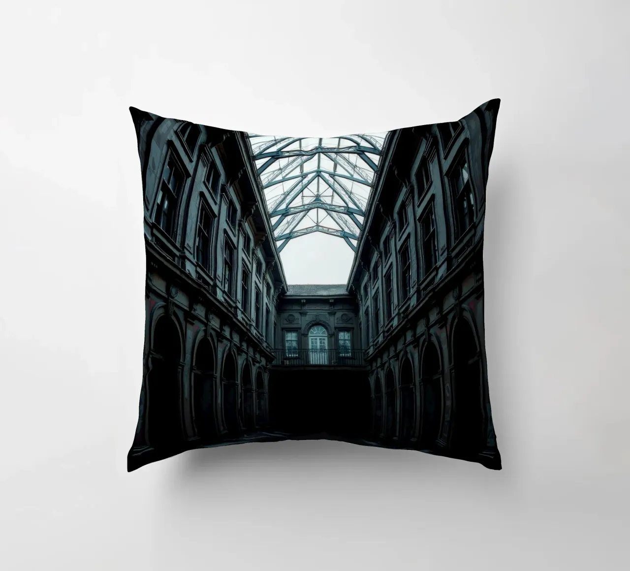 Cortile abbandonato con tetto in vetro che mette in mostra l'architettura cuscino da DesignDoodle