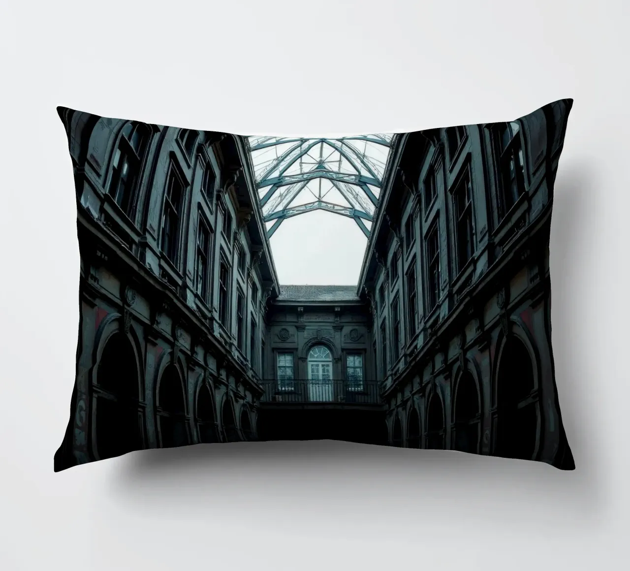 Cortile abbandonato con tetto in vetro che mette in mostra l'architettura cuscino da DesignDoodle