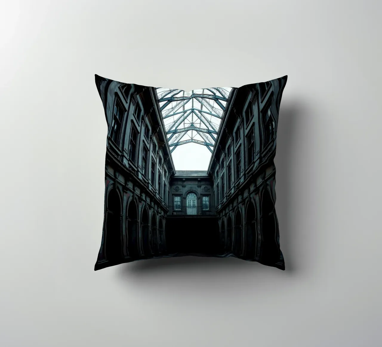 Cortile abbandonato con tetto in vetro che mette in mostra l'architettura cuscino da DesignDoodle