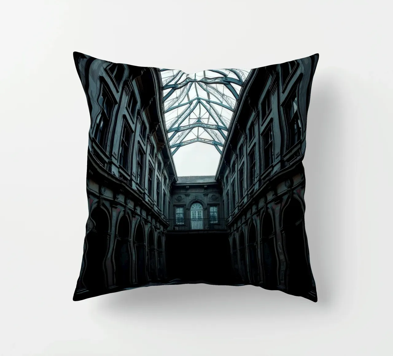 Cortile abbandonato con tetto in vetro che mette in mostra l'architettura cuscino da DesignDoodle