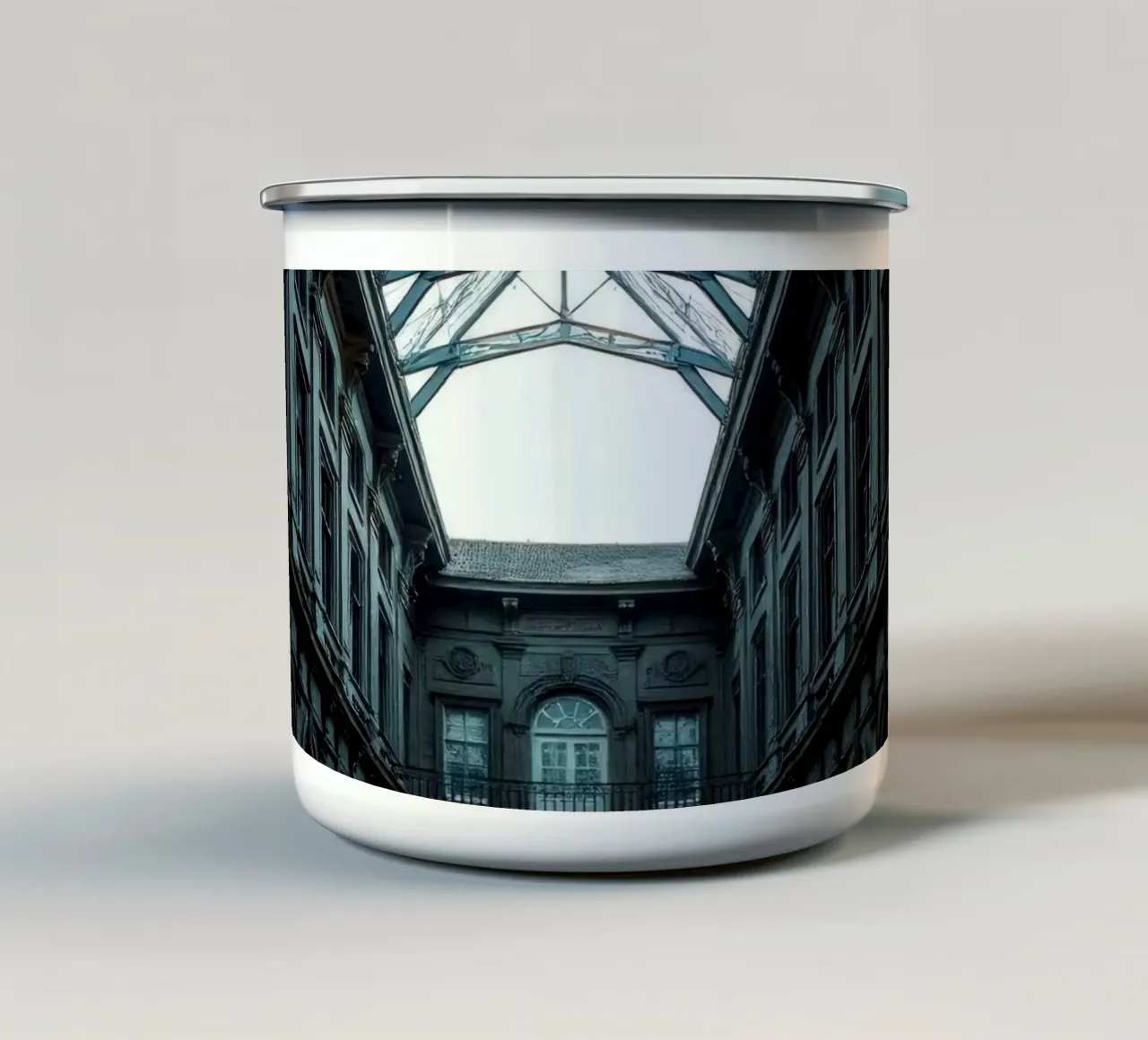 Cortile abbandonato con tetto in vetro che mette in mostra l'architettura tazza in smalto da DesignDoodle