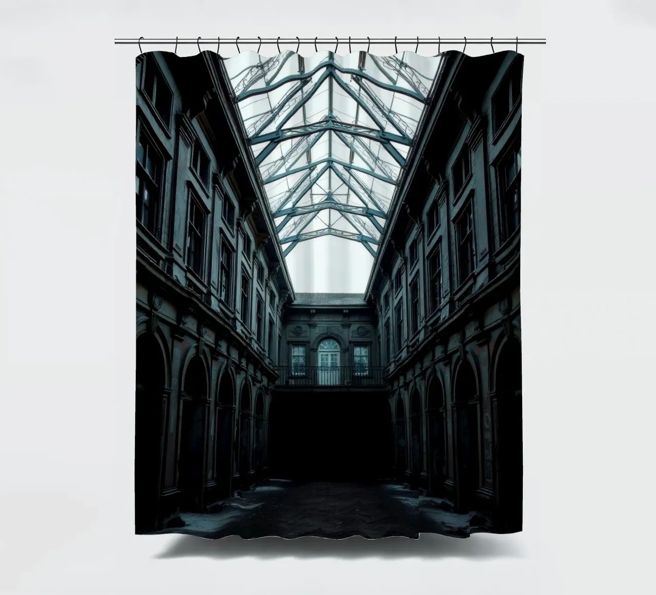 Cortile abbandonato con tetto in vetro che mette in mostra l'architettura tenda da doccia da DesignDoodle