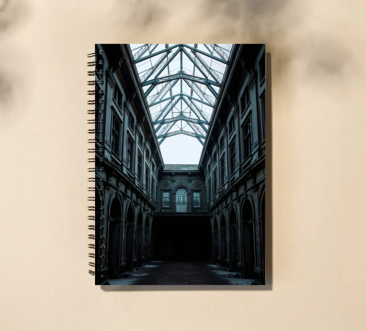 Cour abandonnée avec toit en verre mettant en valeur l'architecture. carnet à spirale de DesignDoodle