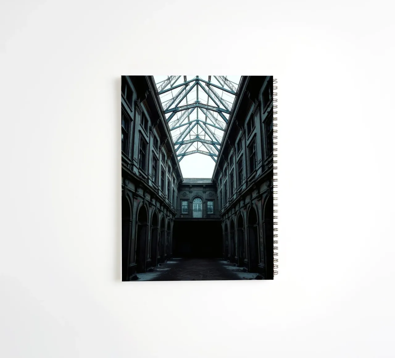 Cour abandonnée avec toit en verre mettant en valeur l'architecture. carnet à spirale de DesignDoodle