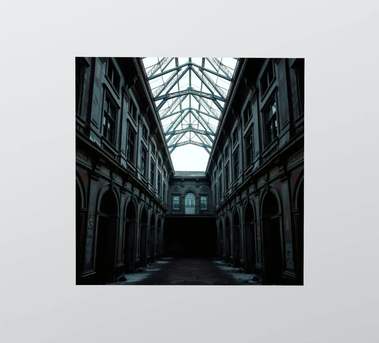 Cour abandonnée avec toit en verre mettant en valeur l'architecture. autocollant de DesignDoodle