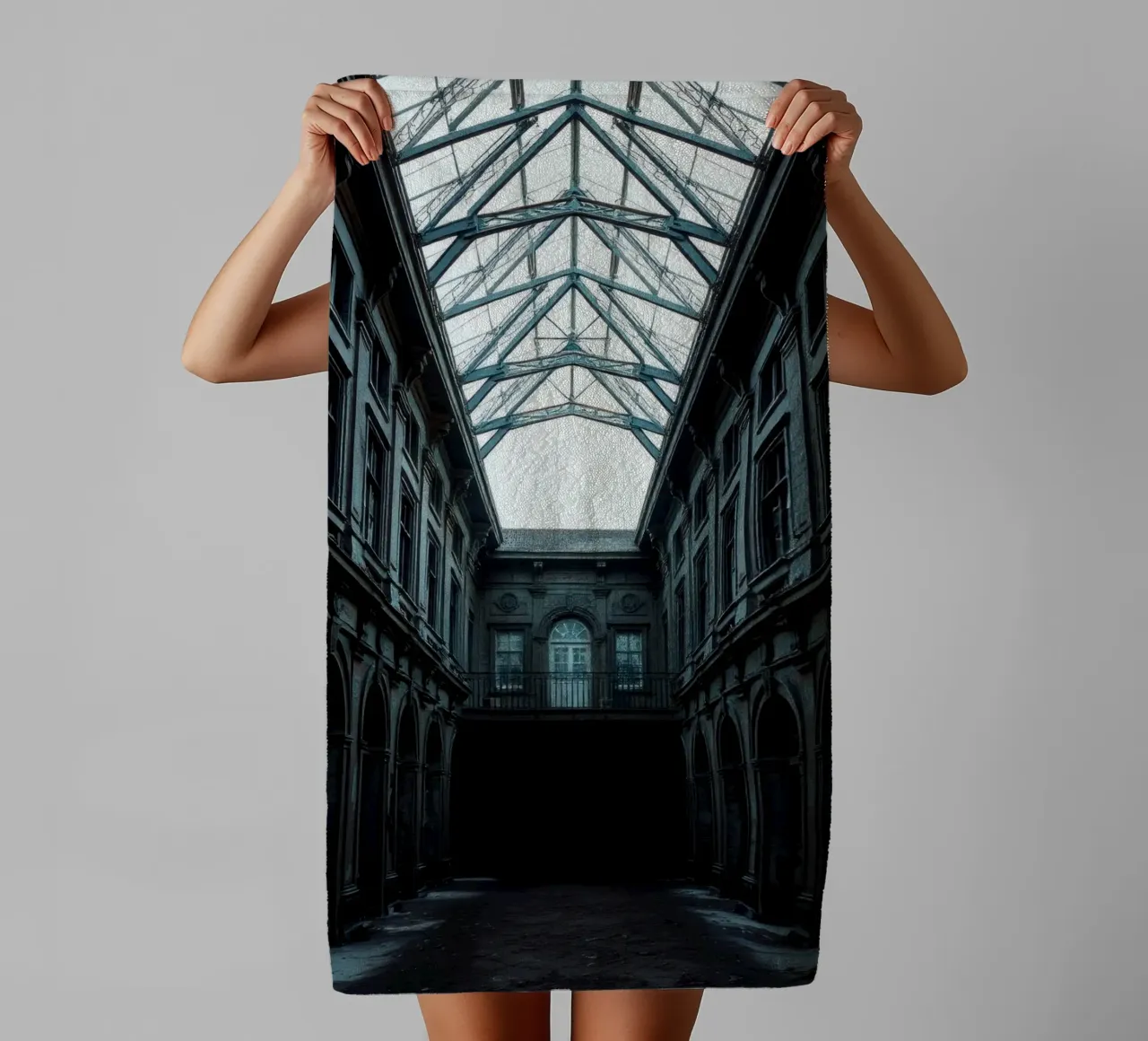 Cour abandonnée avec toit en verre mettant en valeur l'architecture. serviette de bain de DesignDoodle