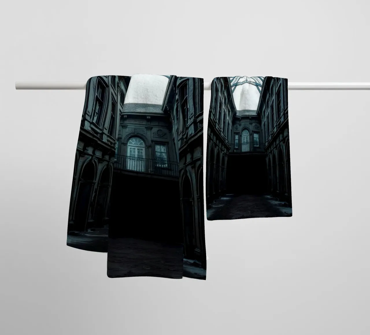 Cour abandonnée avec toit en verre mettant en valeur l'architecture. serviette de bain de DesignDoodle