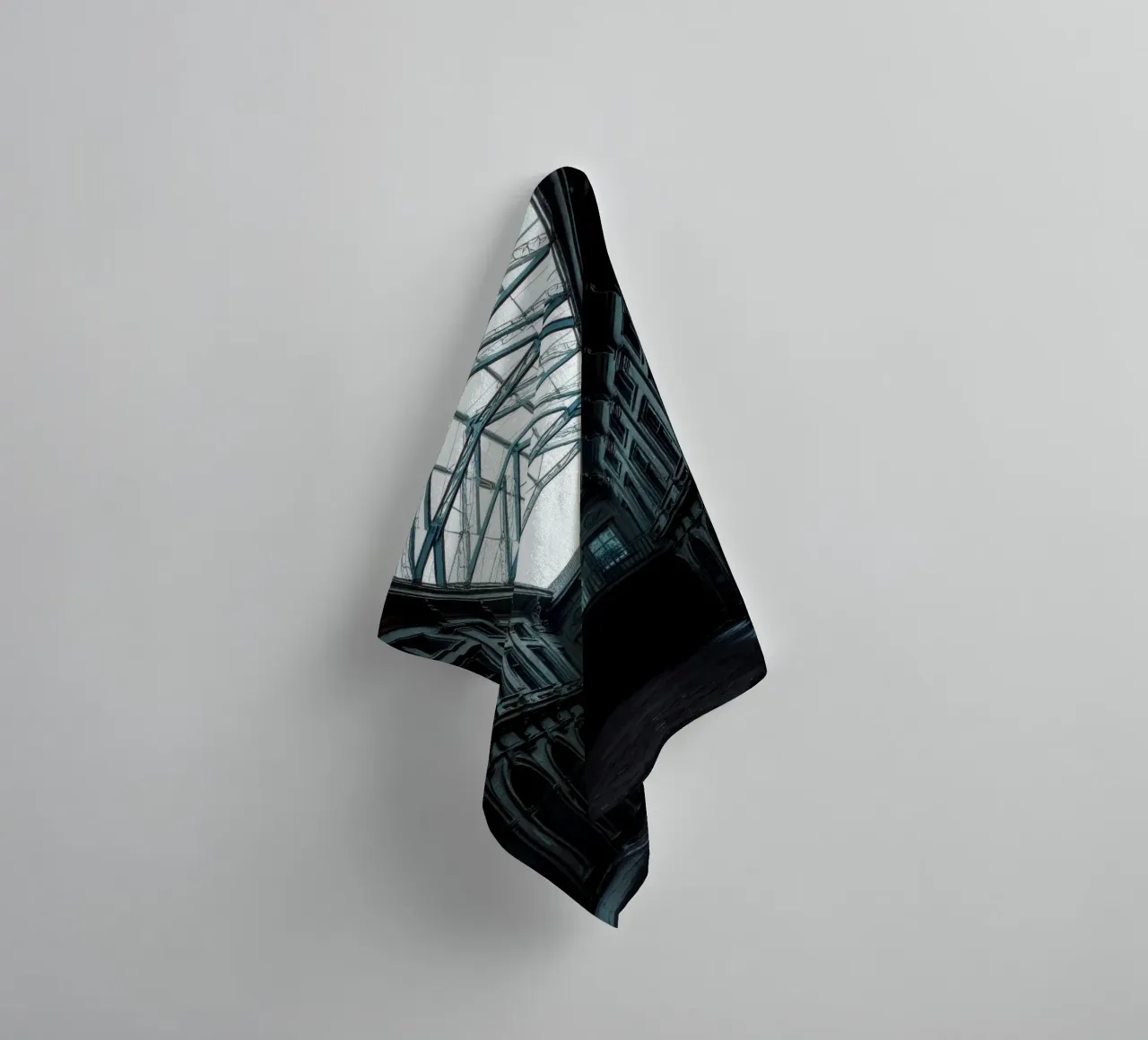 Cour abandonnée avec toit en verre mettant en valeur l'architecture. serviette de bain de DesignDoodle