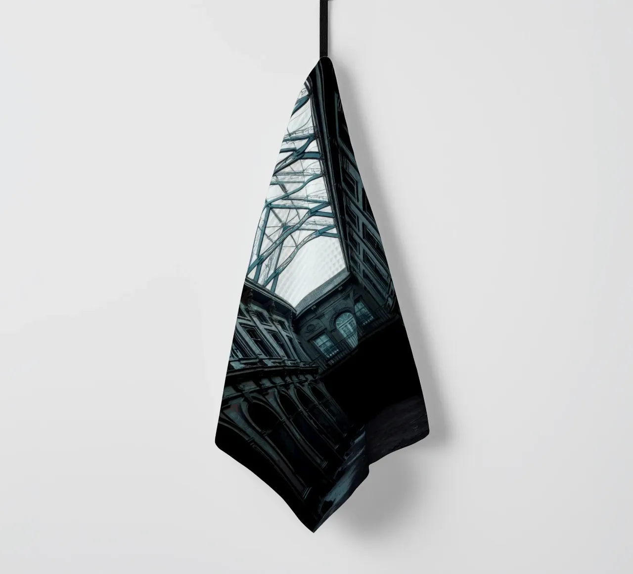 Cour abandonnée avec toit en verre mettant en valeur l'architecture. torchon de DesignDoodle