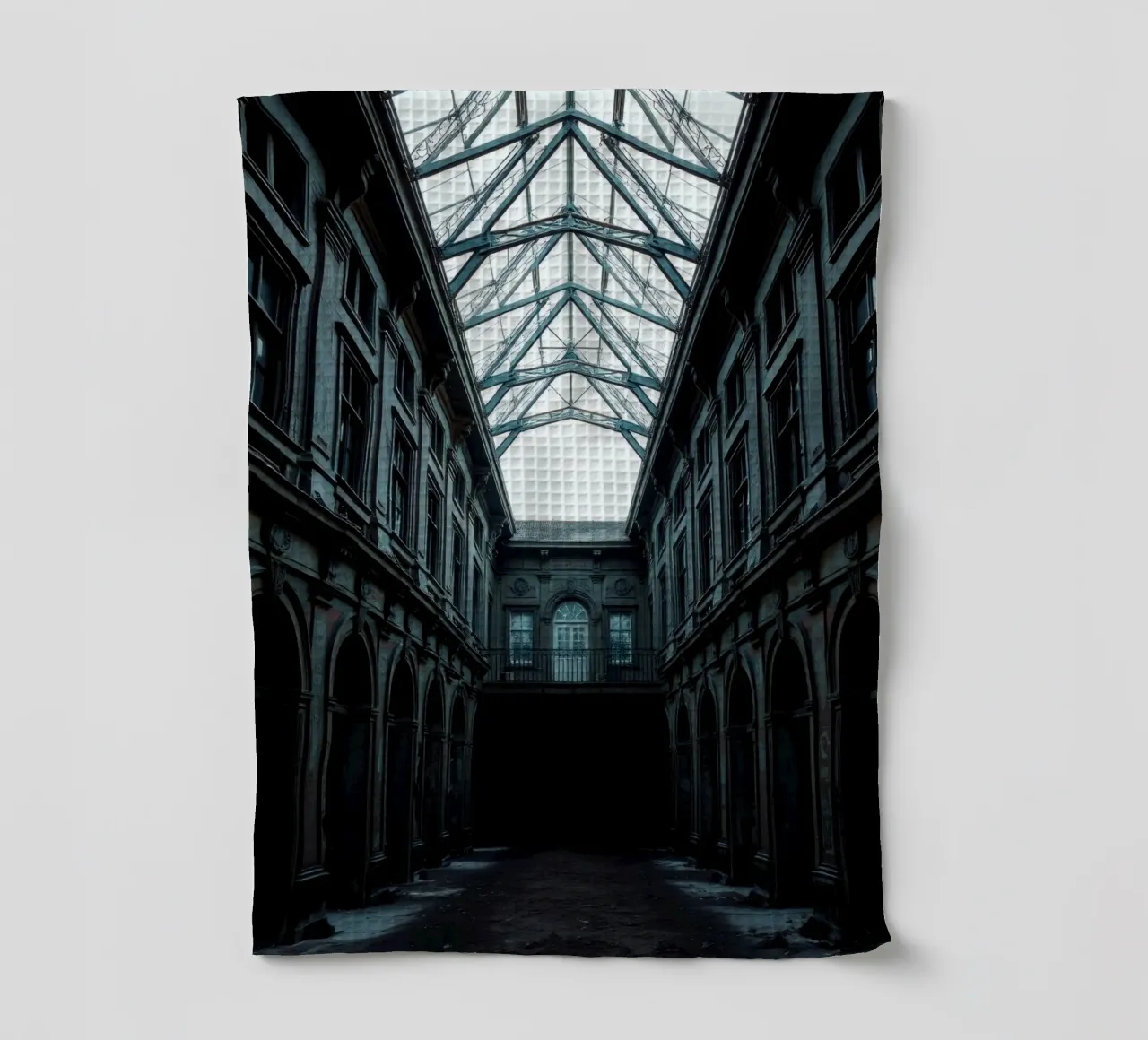 Cour abandonnée avec toit en verre mettant en valeur l'architecture. torchon de DesignDoodle