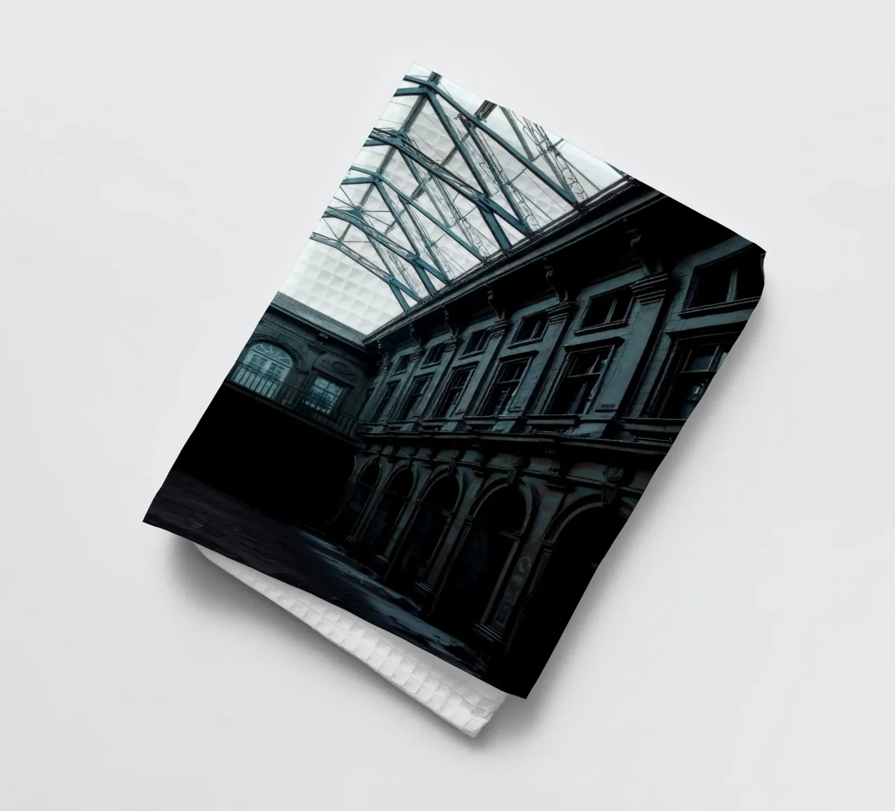 Cour abandonnée avec toit en verre mettant en valeur l'architecture. torchon de DesignDoodle