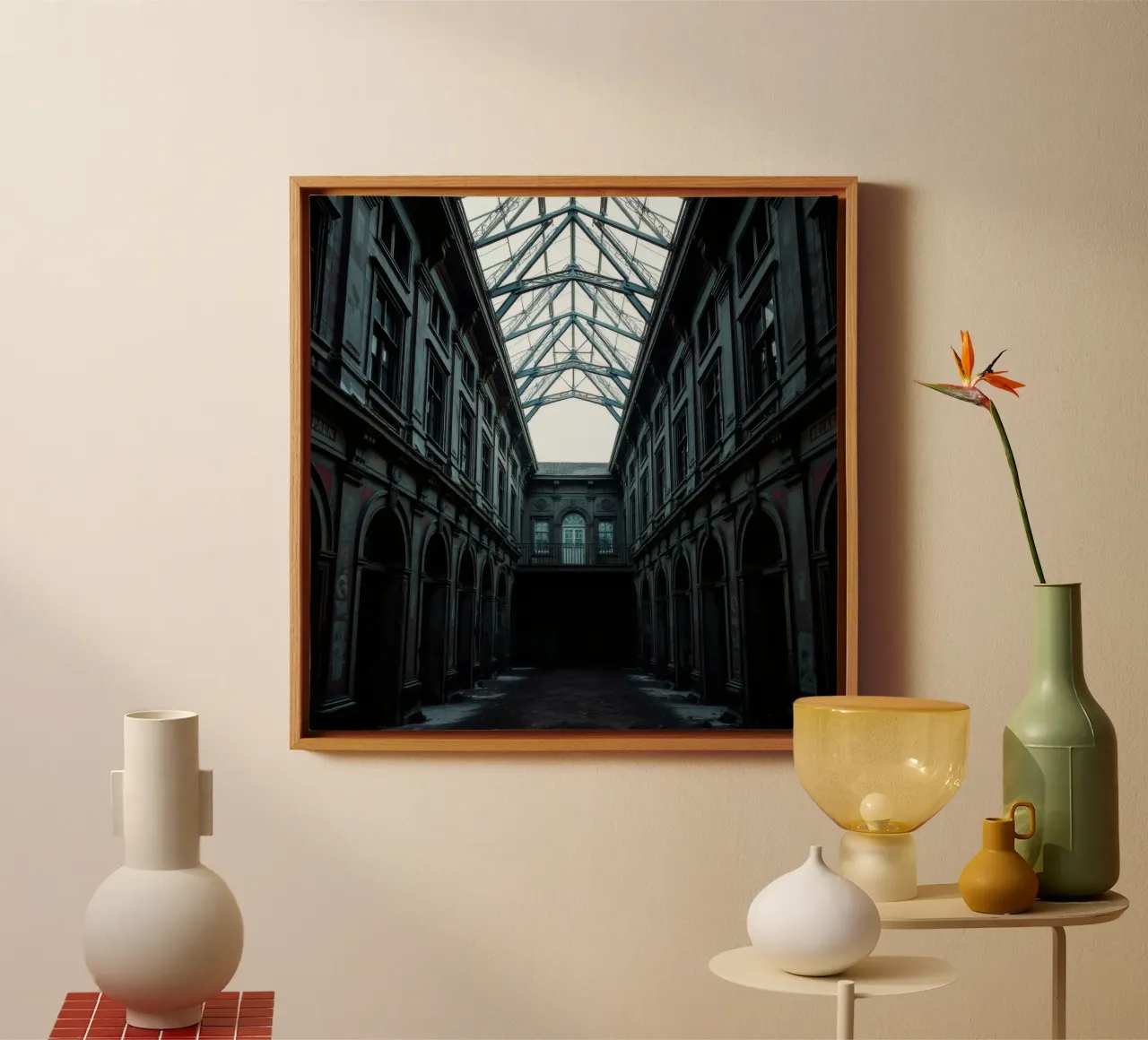 Cortile abbandonato con tetto in vetro che mette in mostra l'architettura tela da DesignDoodle