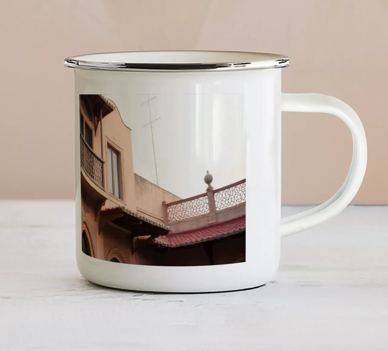 L'architecture historique présente un design traditionnel complexe mug en émail de DesignDoodle