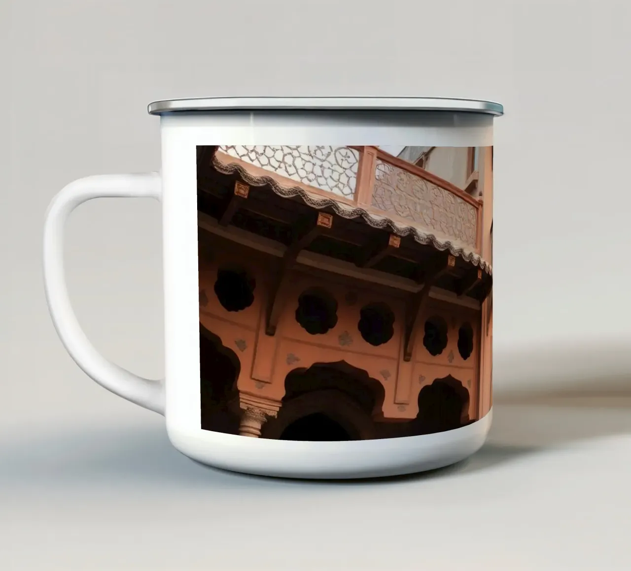 L'architecture historique présente un design traditionnel complexe mug en émail de DesignDoodle