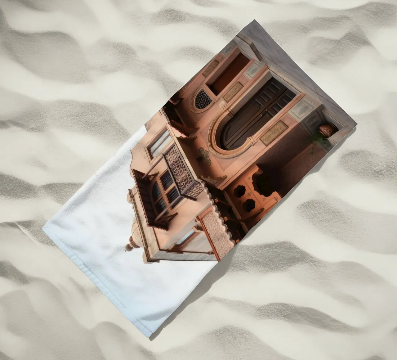 L'architecture historique présente un design traditionnel complexe serviette de plage de DesignDoodle