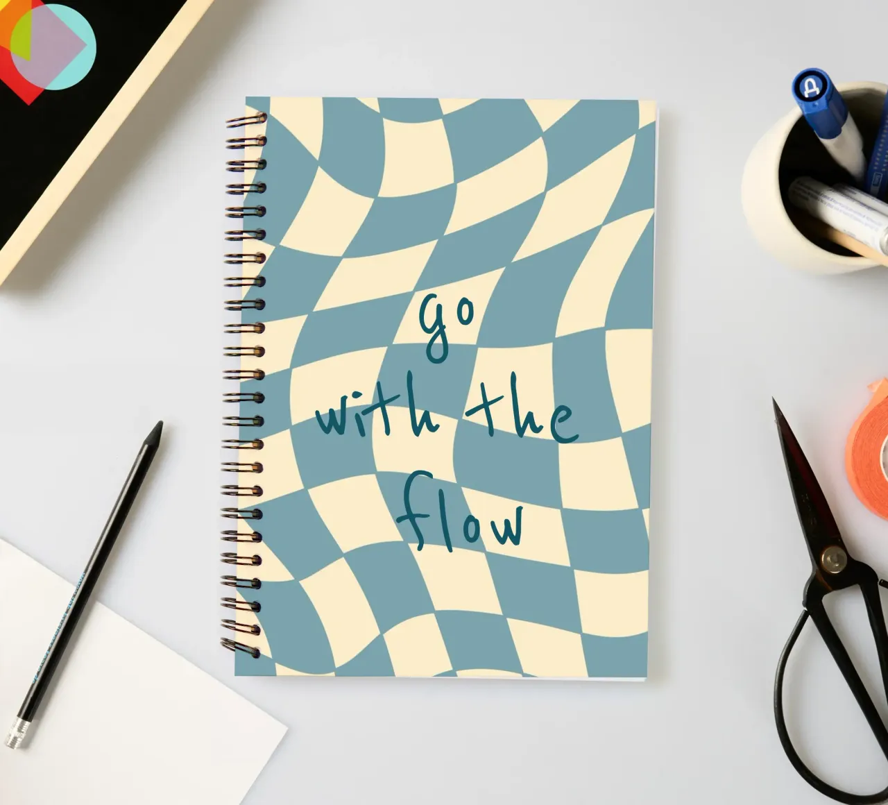 Fließendes Schachbrettmuster blau - gp with the flow diario ad anelli da Illustration Raissa Oltmanns
