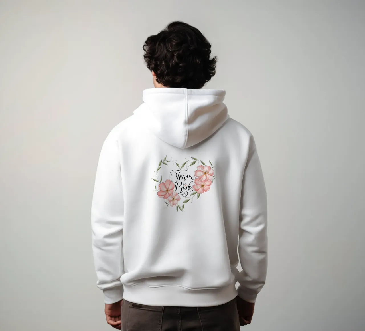 Team Sposa. Incantevole cuore floreale con calligrafia. felpa con cappuccio da CalliLetters